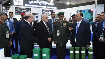 العصار ورئيس الأركان الإماراتي يتفقدان جناح الإنتاج الحربي بـ