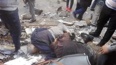 لوحة إعلانية تقتل شخصًا بالإسكندرية (صور)