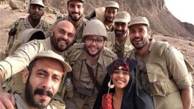 بالصور.. عز و رزق وفراج.. انسجام تام في كواليس 