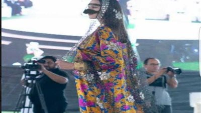 منى المنصوري تبهر الحضور بعرض أزياء تراثي في عيد الإمارات الوطني.. صور