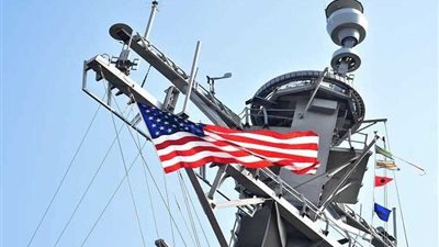 مدمرة أمريكية تستفز قاعدة روسية