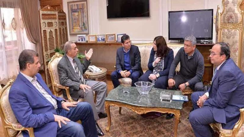 محافظ أسيوط يبحث