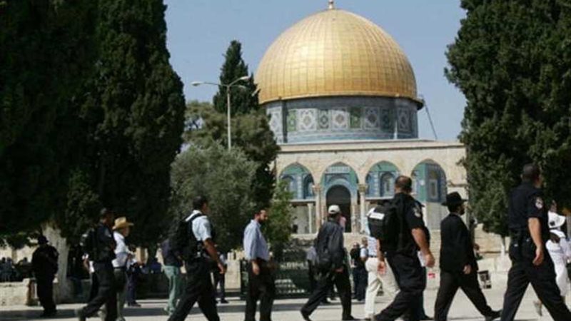 عشرات الصهاينة يقتحمون