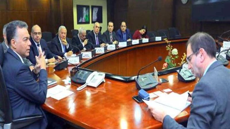 عرفات يبحث مع وفد