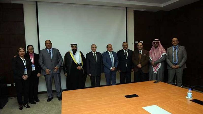 العصار يشهد توقيع