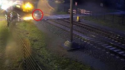 اعطني عمرًا وارمني أمام القطار 