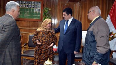 محافظ القليوبية لبائعة البرسيم تعدى عليها موظف بالضرب: 