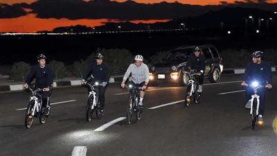 الرئيس السيسى يقوم بجولة تفقدية بالدراجة الهوائية في شرم الشيخ