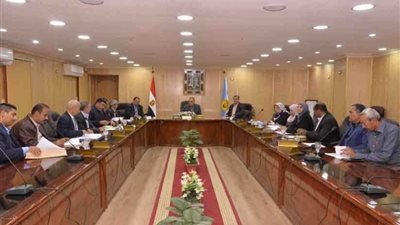 محافظ أسيوط يراجع المخزون السلعي