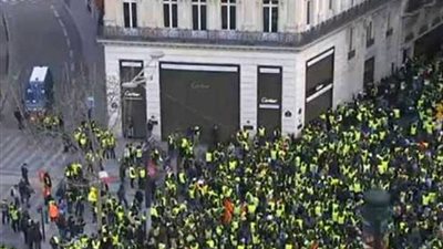 الشرطة الفرنسية تطلق الغاز لتفريق محتجي 