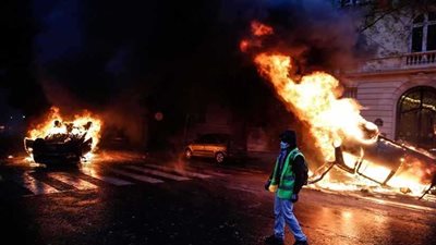 حرق وتدمير لممتلكات الشعب الفرنسي خلال احتجاجات عنيفة للسترات الصفراء