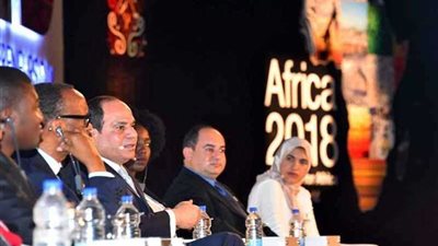 مجموعة من الشباب يعرضون تجاربهم أمام الرئيس السيسي في منتدي أفريقيا 2018