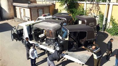 حملات مكثفة لضبط التوك توك غير المرخص بأسيوط.. (صور)