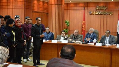 محافظ بورسعيد يُكرّم موظفتين بعد ثبوت كيدية البلاغات ضدهما