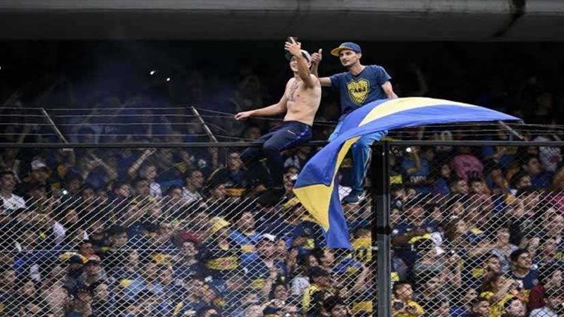 إسبانيا تمنع مشجعًا