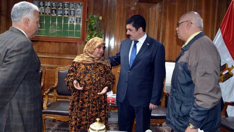 محافظ القليوبية لبائعة