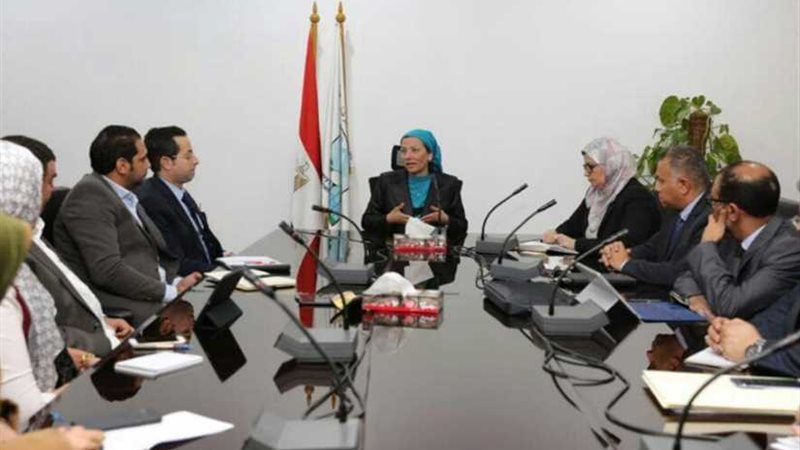 وزيرة البيئة تلتقي