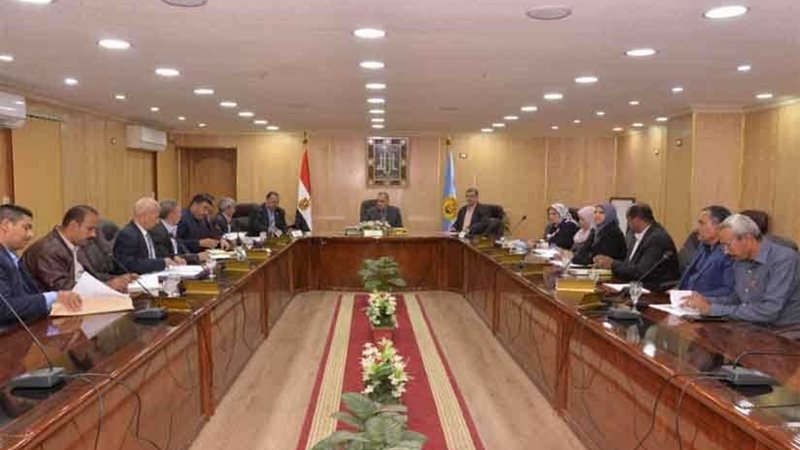 محافظ أسيوط يراجع