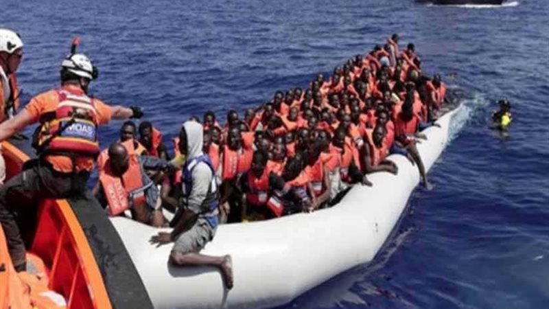 إسبانيا تنقذ 33 مهاجرًا