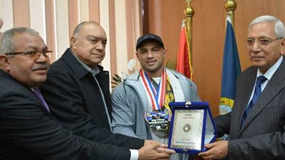 محافظ الدقهلية يكرم بطل العالم في كمال الأجسام