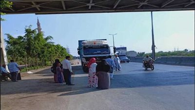 موقف كارتة النقل الثقيل يهدد أهالي بنها بالموت