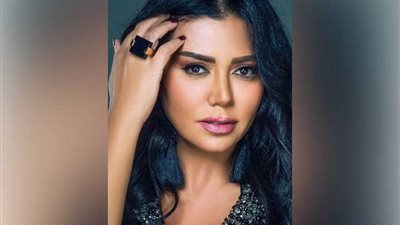 رانيا يوسف بفستان مثير مجددًا وتتحدى الجمهور