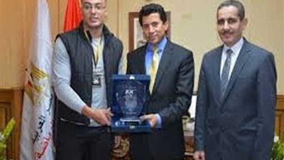 وزير الشباب والرياضة يكرم 