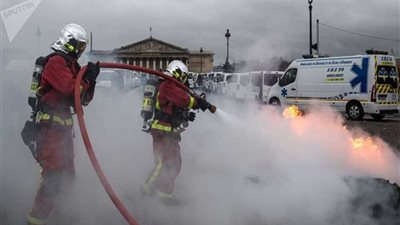 باريس ترفع آثار احتجاجات السترات الصفراء.. وماكرون يخاطب الشعب