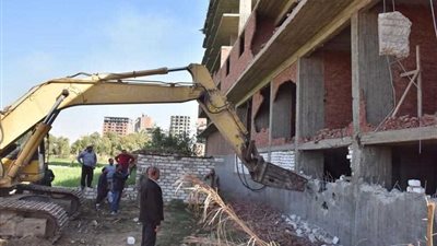 حملات مكثفة لإزالة أعمال البناء المخالف بمدينة أسيوط