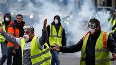 متظاهر فرنسي يخسر يده بسبب انفجار قنبلة