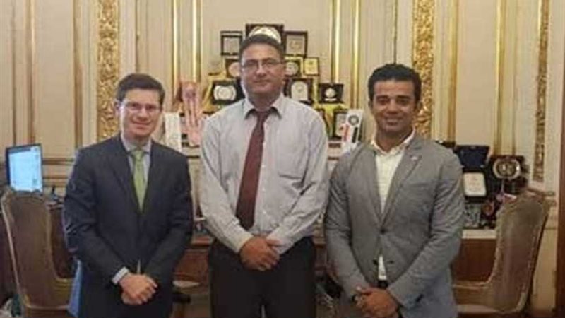 قنصل إسبانيا يشيد