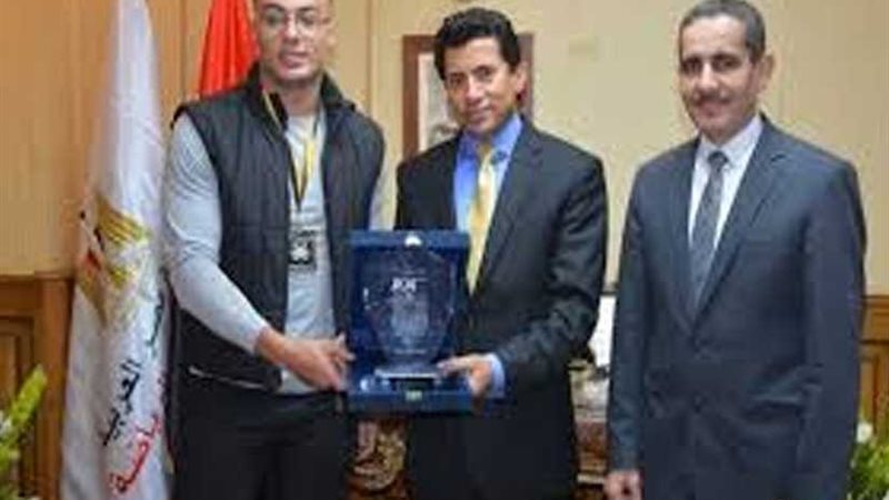 وزير الشباب والرياضة