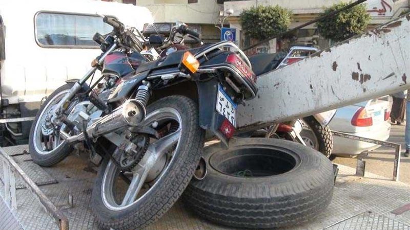 مصرع عامل وإصابة