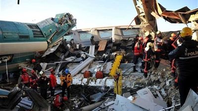 مقتل 4 أشخاص وإصابة 43 آخرين في حادث تحطم قطار ركاب بتركيا