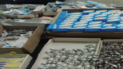 إحباط تهريب كميات كبيرة من العدسات اللاصقة داخل طردين قادمين من الخارج