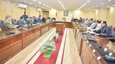 محافظ أسيوط يلتقي قيادات التعليم