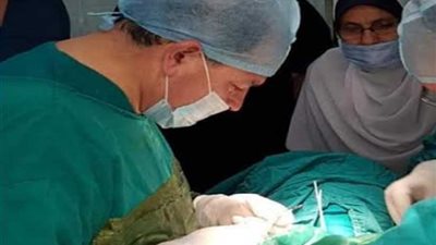 وكيل صحة المنوفية يجري عملية لطفل أثناء تفقده لـ١٠٠ مليون صحة
