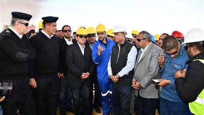 وزير البترول يتفقد موقع حريق بريمة راس سدر