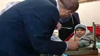 فريق 100 مليون صحة يفحص مبتور القدمين بمنزلة بـ”المنوفية“