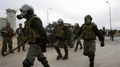 قوات القمع الإسرائيلية تقتحم سجن 