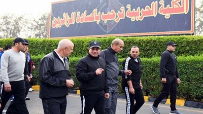 شاهد.. الرئيس السيسي يزور طلاب الكلية الحربية فجرًا