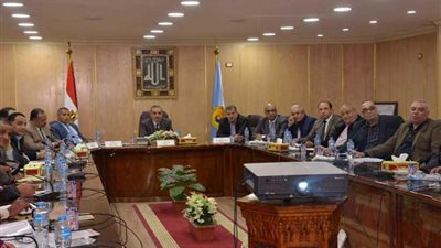 محافظ أسيوط يجتمع بأعضاء مجلس النواب لتطوير التعليم