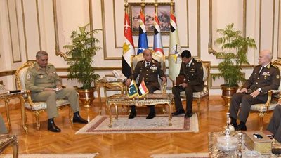 الفريق أول محمد زكي والفريق محمد فريد يلتقيان رئيس أركان الجيش الباكستاني