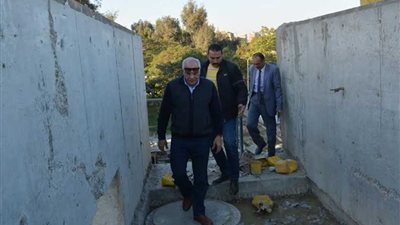 محافظ الجيزة يتسلق السقالات الحديد بمحطة مياه جزيرة الدهب.. (صور)