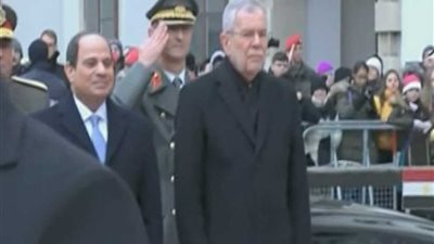 مراسم استقبال رسمية للرئيس السيسي فور وصوله القصر الرئاسي بفيينا (فيديو)