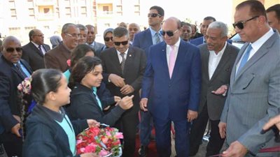 مميش وصقر يشهدان التشغيل التجريبي لكوبري الشهيد 