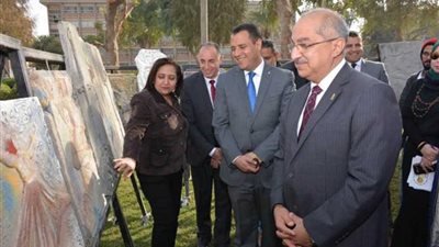 رئيس جامعة أسيوط يكرّم طلاب كلية الفنون الجميلة الفائزين في المسابقة الإبداعية
