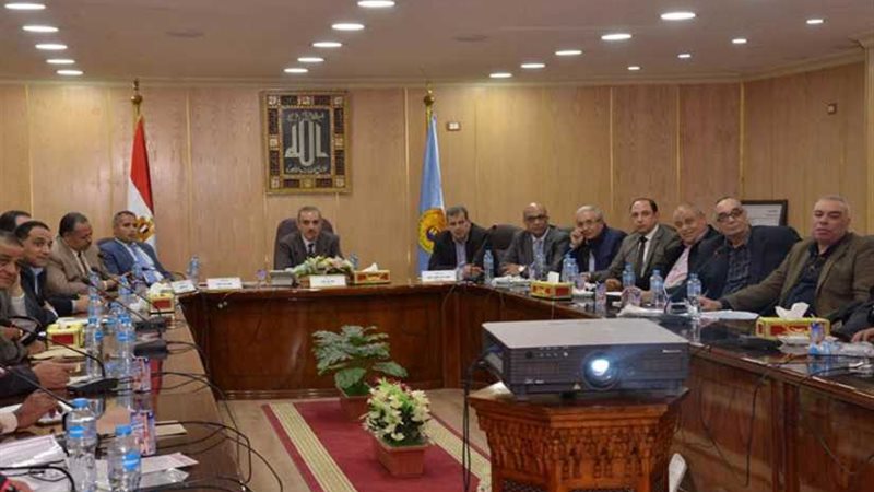 محافظ أسيوط يجتمع