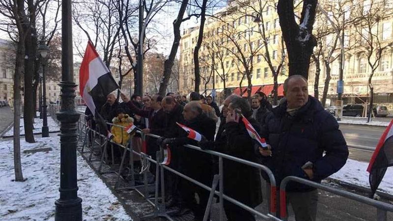 بالأعلام والأغانى