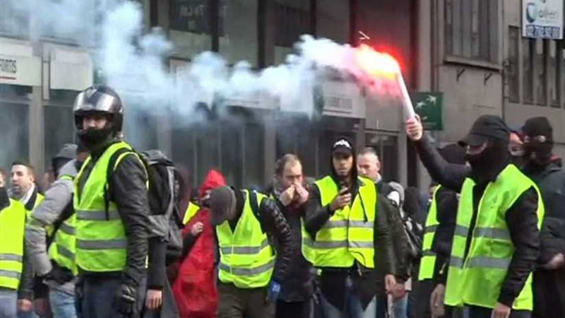 أتراك يتظاهرون بالسترات